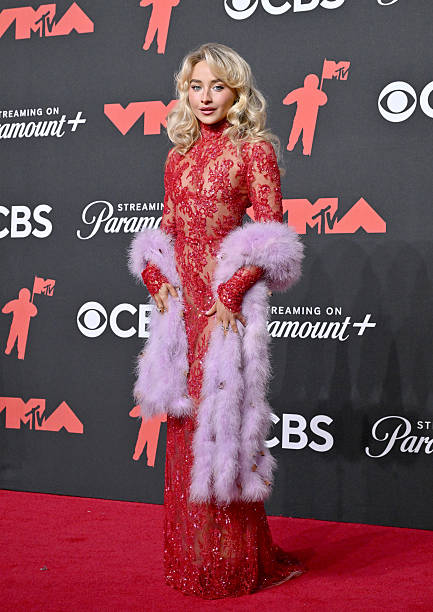 Sabrina Carpenter attends the 2025 MTV Video Music Awards at UBS Arena on September 07, 2025 in Elmont, New York. — frame 46/64 (433×612)