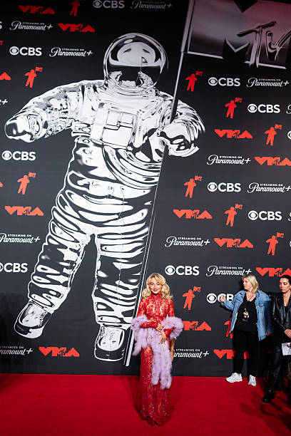 Sabrina Carpenter Attends the 2025 Mtv Video Music (408×612)