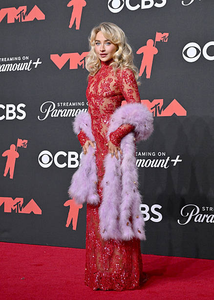 Sabrina Carpenter attends the 2025 MTV Video Music Awards at UBS Arena on September 07, 2025 in Elmont, New York. — frame 25/64 (438×612)