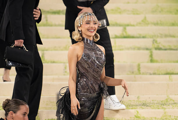 Sabrina Carpenter Attends the 2026 Met Gala Celebr (612×413)