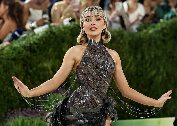 Sabrina Carpenter Attends the 2026 Met Gala Celebr