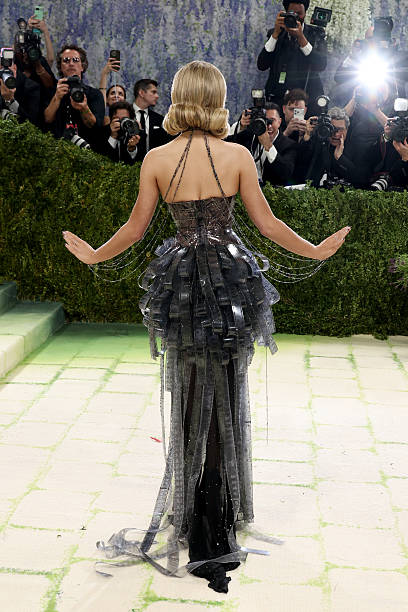 Sabrina Carpenter Attends the 2026 Met Gala Celebr