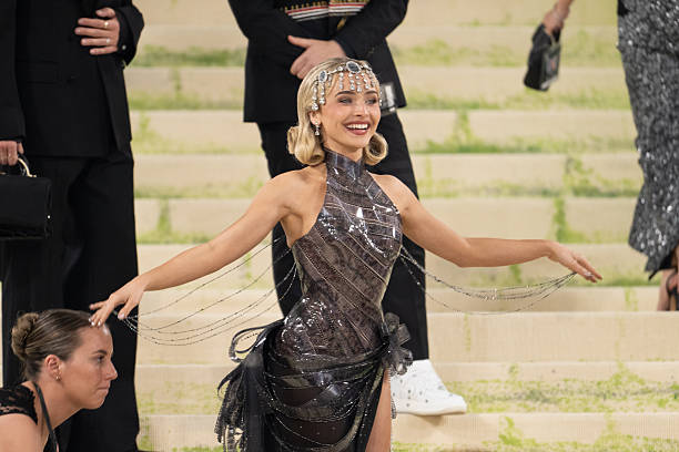 Sabrina Carpenter Attends the 2026 Met Gala Celebr (612×408)