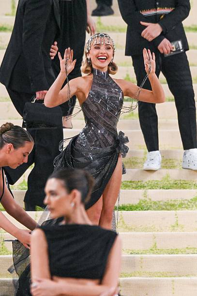 Sabrina Carpenter Attends the 2026 Met Gala Celebr