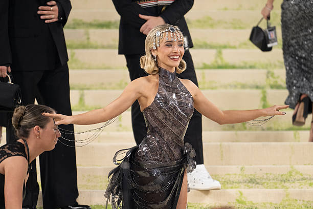 Sabrina Carpenter Attends the 2026 Met Gala Celebr