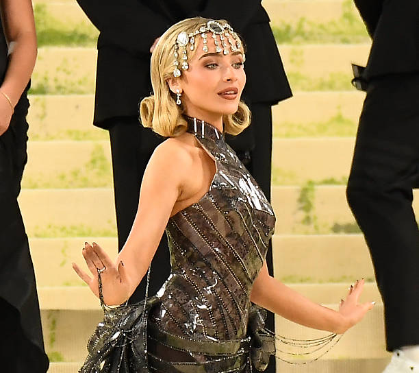 Sabrina Carpenter Attends the 2026 Met Gala Celebr