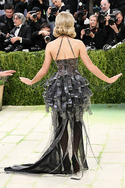 Sabrina Carpenter Attends the 2026 Met Gala Celebr
