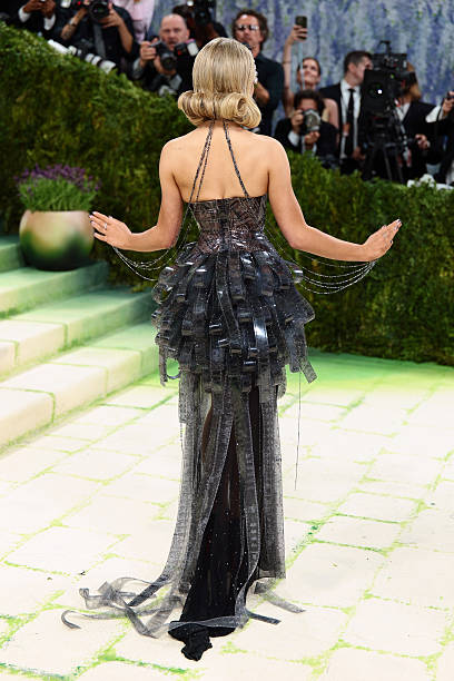 Sabrina Carpenter Attends the 2026 Met Gala Celebr