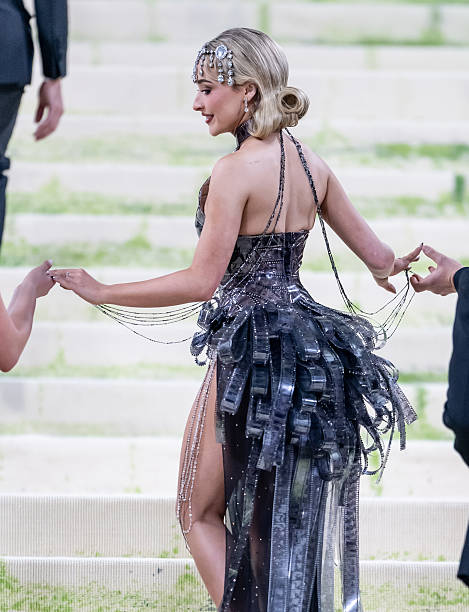 Sabrina Carpenter Attends the 2026 Met Gala Celebr