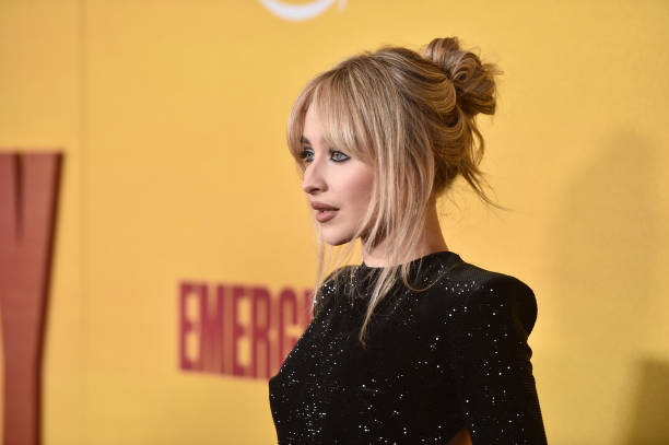 Sabrina Carpenter Attends the Los Angeles Premiere (612×407)