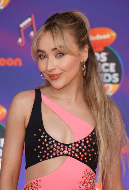 Sabrina Carpenter attends the Nickelodeon's Kids' Choice Awards 2022 at Barker Hangar on April 09, 2022 in Santa Monica, California. — frame 4/5 (415×612)