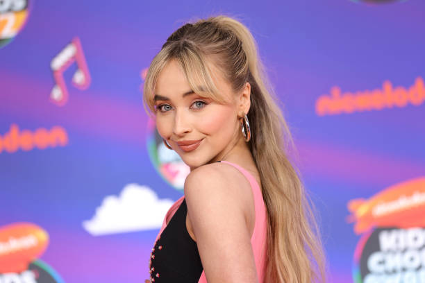 Sabrina Carpenter attends the Nickelodeon's Kids' Choice Awards 2022 at Barker Hangar on April 09, 2022 in Santa Monica, California. — frame 5/5 (612×408)