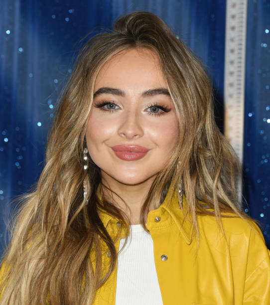 Sabrina Carpenter attends the Photo Call For Netflix's "Tall Girl" at the Beverly Wilshire Four Seasons Hotel on August 23, 2019 in Beverly Hills, California. — frame 5/9 (542×612)