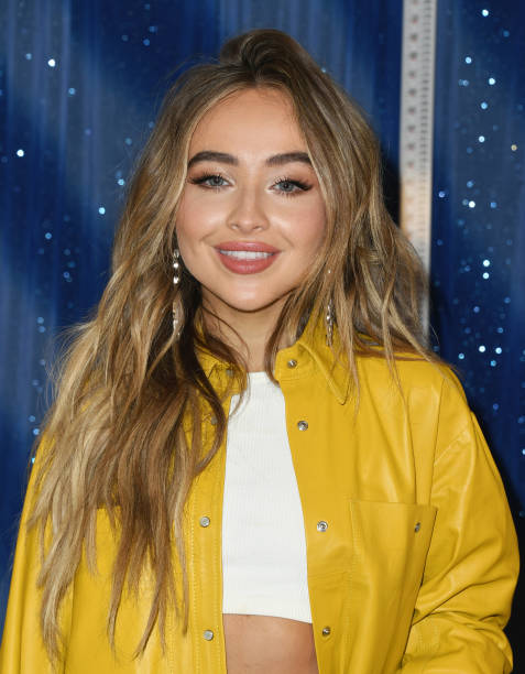 Sabrina Carpenter attends the Photo Call For Netflix's "Tall Girl" at the Beverly Wilshire Four Seasons Hotel on August 23, 2019 in Beverly Hills, California. — frame 7/9 (477×612)