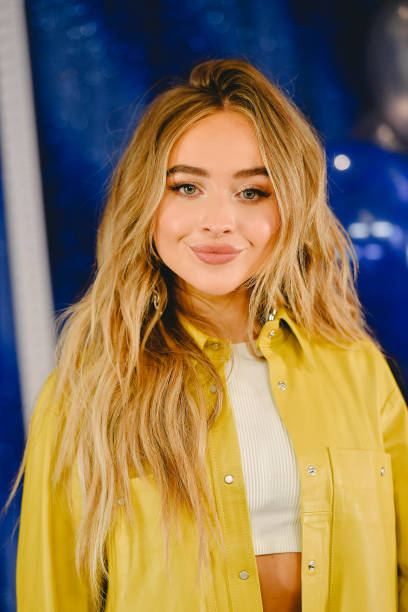 Sabrina Carpenter attends the Photo Call for Netflix's "Tall Girl" at the Beverly Wilshire Four Seasons Hotel on August 23, 2019 in Beverly Hills, California. — frame 1/9 (408×612)
