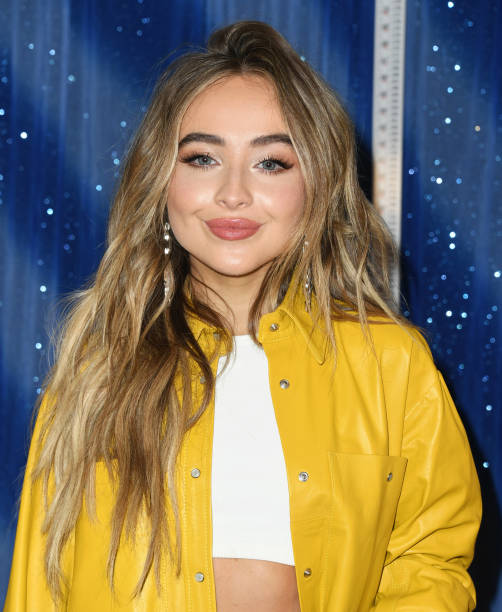 Sabrina Carpenter attends the Photo Call For Netflix's "Tall Girl" at the Beverly Wilshire Four Seasons Hotel on August 23, 2019 in Beverly Hills, California. — frame 8/9 (502×612)