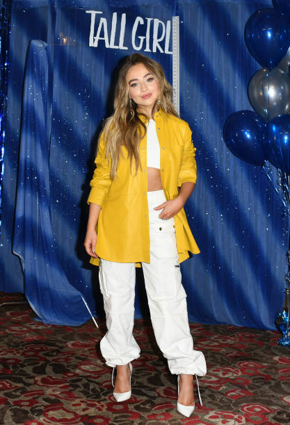 Sabrina Carpenter Attends the Photo Call for Netfl (417×612)