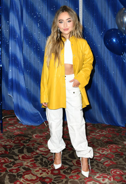 Sabrina Carpenter attends the Photo Call For Netflix's "Tall Girl" at the Beverly Wilshire Four Seasons Hotel on August 23, 2019 in Beverly Hills, California. — frame 3/9 (421×612)