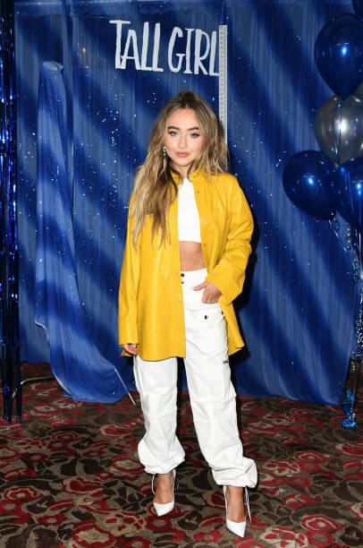 Sabrina Carpenter attends the Photo Call For Netflix's "Tall Girl" at the Beverly Wilshire Four Seasons Hotel on August 23, 2019 in Beverly Hills, California. — frame 4/9 (406×612)