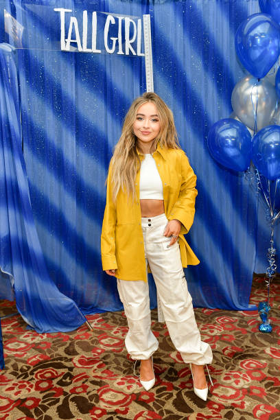 Sabrina Carpenter attends the Photo Call for Netflix's "Tall Girl" at the Beverly Wilshire Four Seasons Hotel on August 23, 2019 in Beverly Hills, California. — frame 2/9 (408×612)