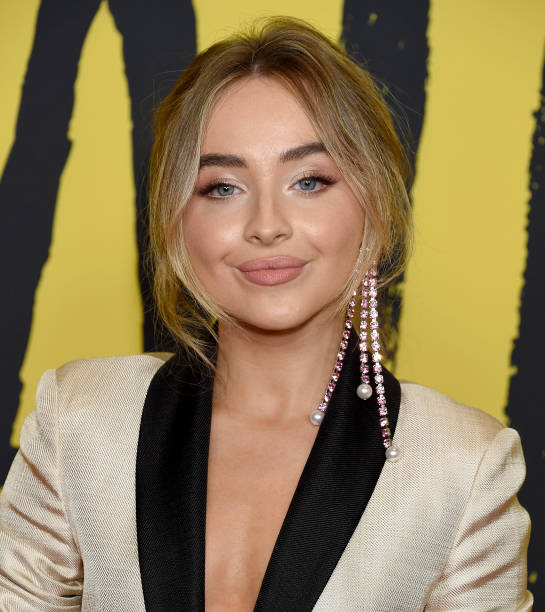 Sabrina Carpenter attends the Premiere Of Netflix's "Tall Girl" at Netflix Home Theater on September 9, 2019 in Los Angeles, California. — frame 5/25 (545×612)