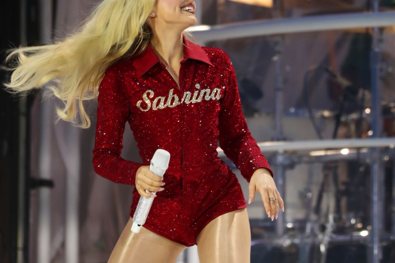 Sabrina Carpenter Commands Summer Stage