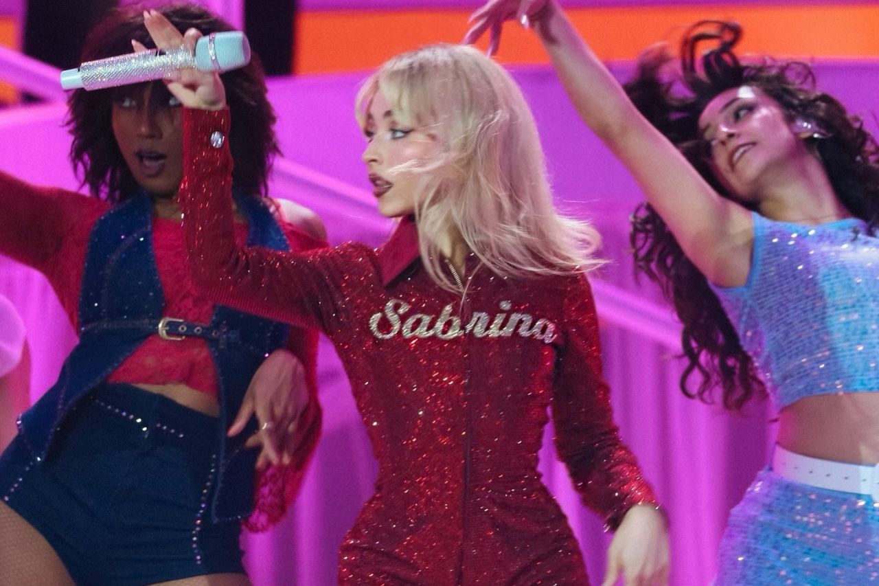 Sabrina Carpenter Commands Summer Stage