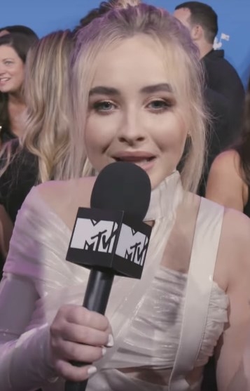 Sabrina Carpenter in 2018 (357×557)