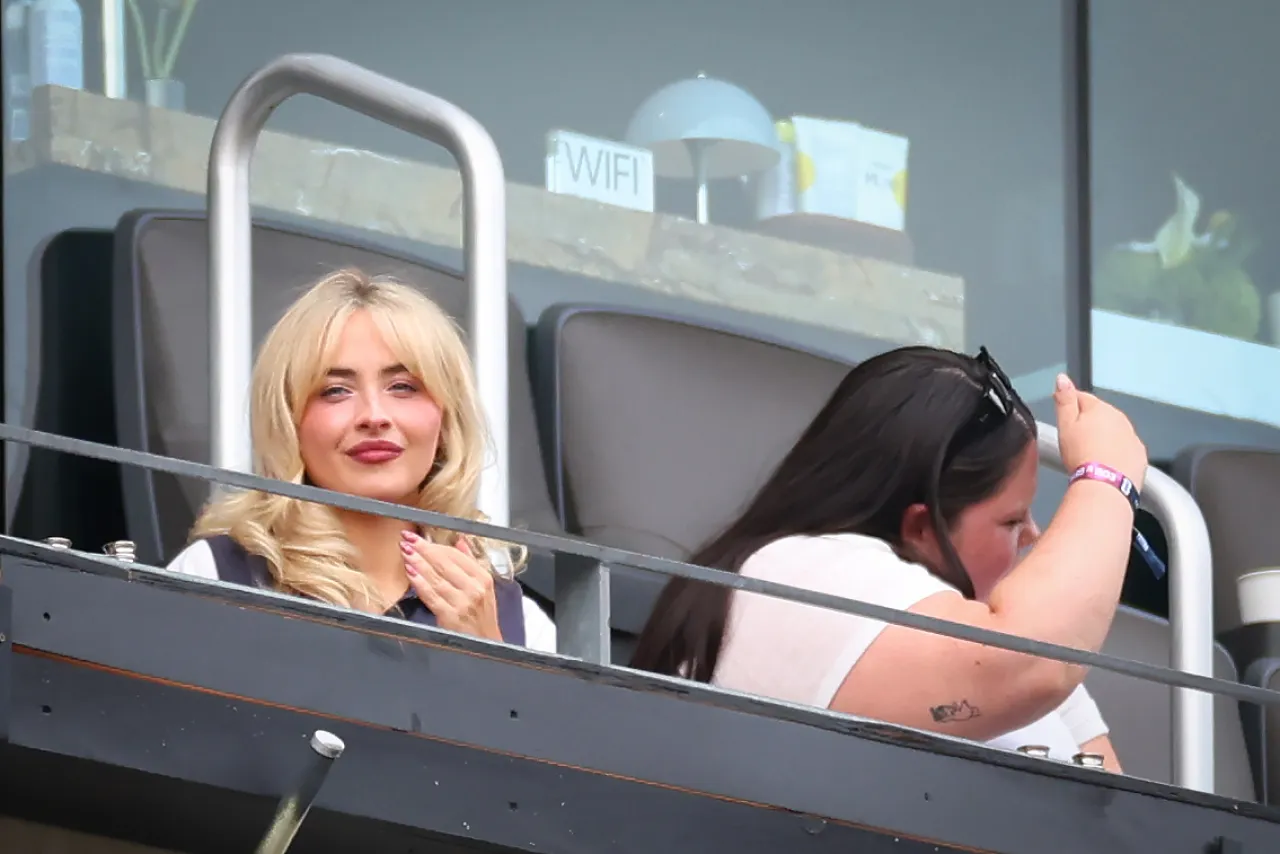 Sabrina Carpenter in Navy Polo Dress at FIFA World Cup in New York June 2026 (1280×854)