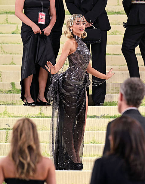 Sabrina Carpenter is Seen Arriving at the 2026 Met (482×612)