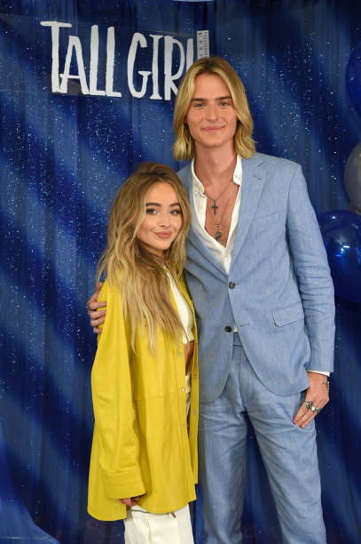 Sabrina Carpenter Luke Eisner Seen at Tall Girl (407×612)