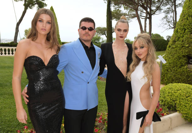 Luna Bijl, Eli Mizrahi, Cara Delevingne and Sabrina Carpenter attend the amfAR Gala Cannes 2022 at the Hotel du Cap-Eden-Roc on May 26, 2022 in Cap d'Antibes, Côte d'Azur. (612×425)