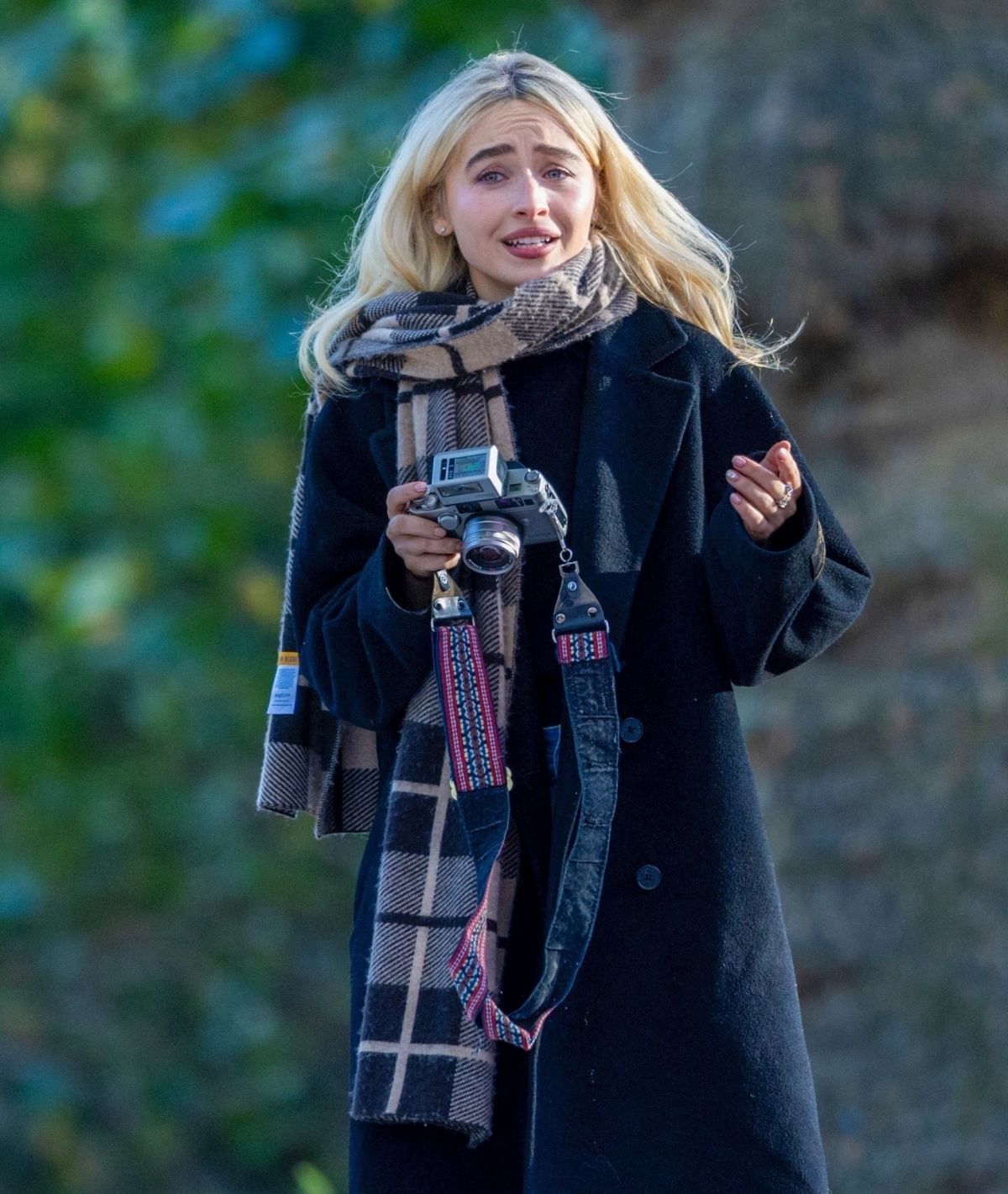 Sabrina Carpenter Out with Friends at Prospect Par (1200×1421)