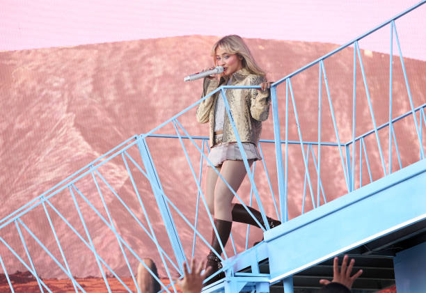 Sabrina Carpenter Performs at Coachella on Friday (612×421)