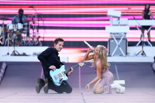 Sabrina Carpenter Performs on Stage at Melbourne (612×408)