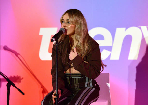 Sabrina Carpenter performs onstage at Teen Vogue Summit 2022 at Goya Studios on November 12, 2022 in Los Angeles, California. — frame 6/11 (612×432)