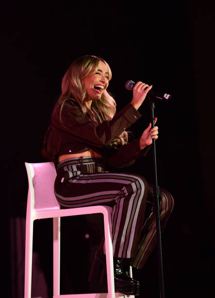 Sabrina Carpenter Performs Onstage at Teen Vogue (443×612)