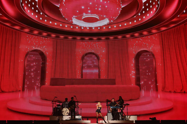 Sabrina Carpenter Performs Onstage During the Tayl (612×408)