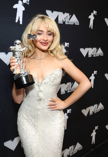 Sabrina Carpenter poses with her Song of the Year award for "Espresso" during the 2024 MTV Video Music Awards at UBS Arena on September 11, 2024 in Elmont, New York. — frame 16/26 (422×612)