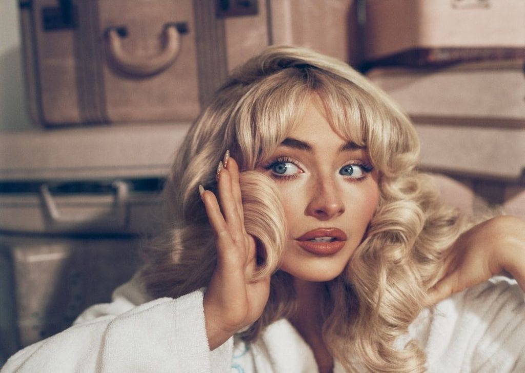 Sabrina Carpenter Retro Glam Hair and Makeup (1024×727)