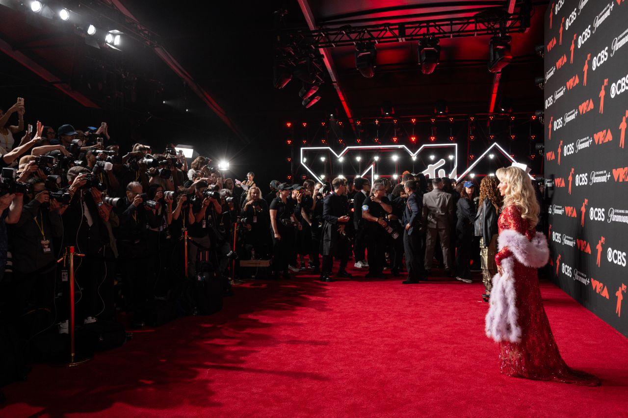 Sabrina Carpenter S Bold Red Carpet Rebirth How