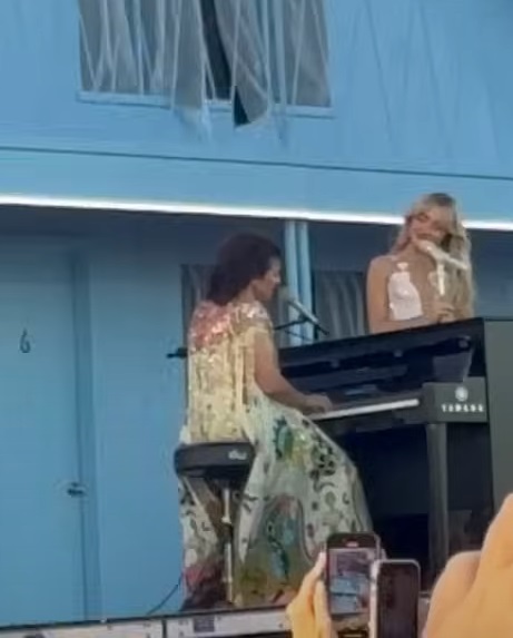 Sabrina Carpente en un concierto en Coachella 2024 (13:28) (461×573)