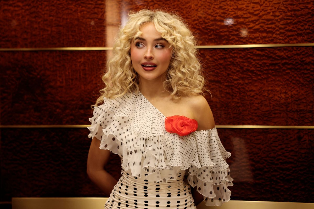 SABRINA CARPENTER – Saturday Night Live, 10/18/2025 (1200×800)