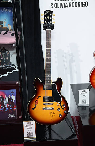 Shot of a Gibson ES-339 guitar signed by Sabrina Carpenter displayed at MusiCares charity relief auction at Los Angeles Convention Center on January 29, 2026 in Los Angeles, California. (400×612)