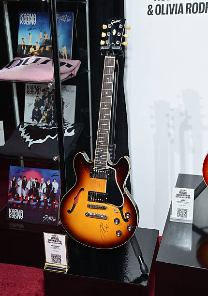 Shot of a Gibson ES-339 guitar signed by Sabrina Carpenter displayed at MusiCares charity relief auction at Los Angeles Convention Center on January 29, 2026 in Los Angeles, California. (430×612)