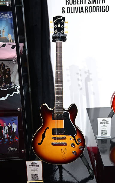 Shot of a Gibson ES-339 guitar signed by Sabrina Carpenter displayed at MusiCares charity relief auction at Los Angeles Convention Center on January 29, 2026 in Los Angeles, California. (384×612)