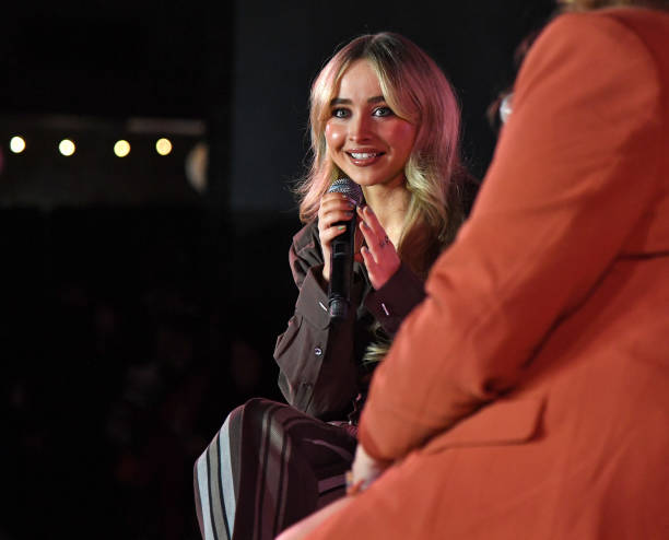 Sabrina Carpenter speaks onstage at Teen Vogue Summit 2022 at Goya Studios on November 12, 2022 in Los Angeles, California. — frame 10/11 (612×494)