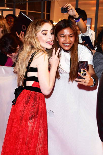Sabrina Carpenter Taking a Selfie with a Fan (408×612)