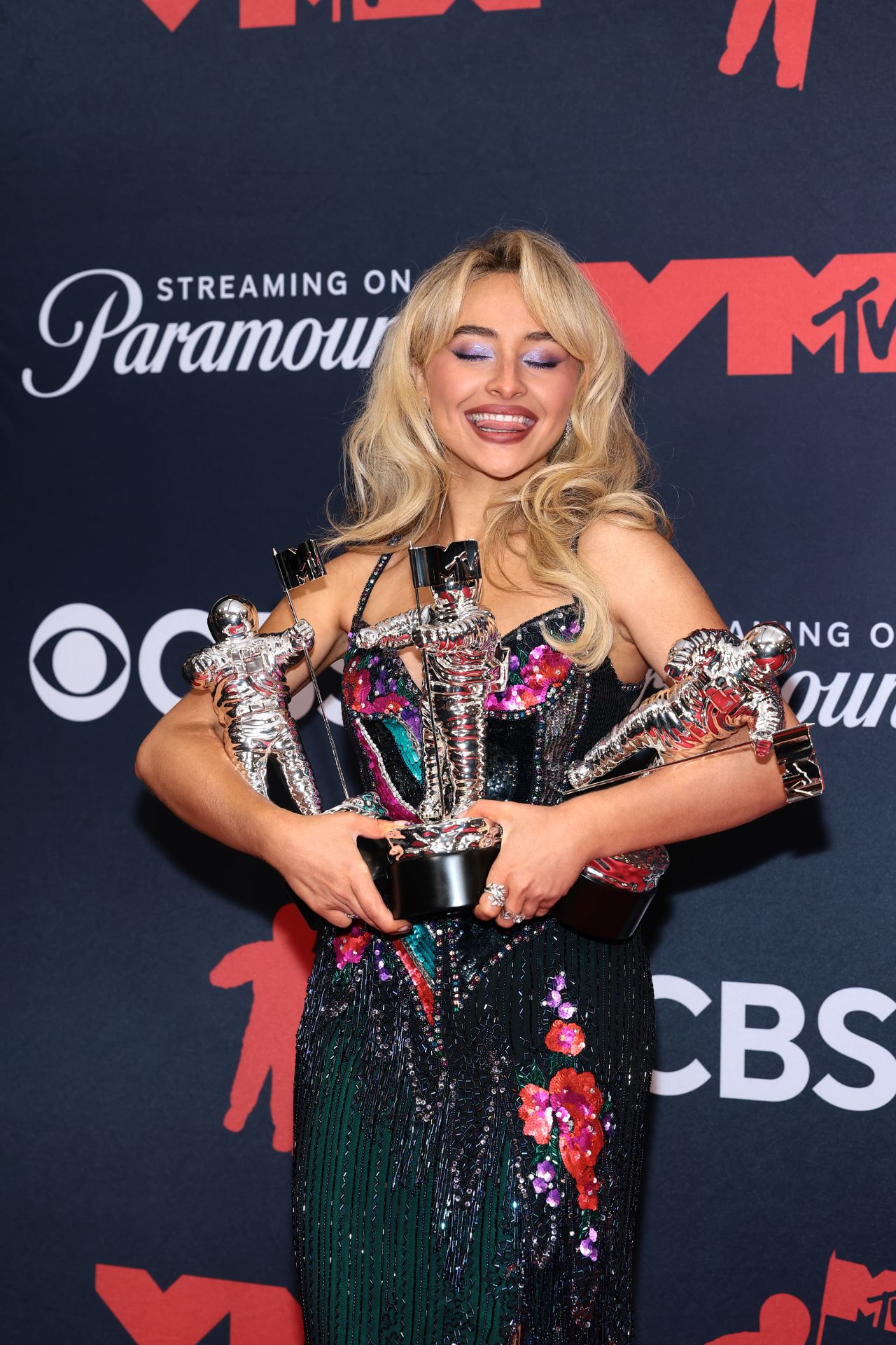 Sabrina Carpenter Unveils Mirror-Edge Mackie at 2025 VMAs in Elmont — frame 10/12 (1280×1920)