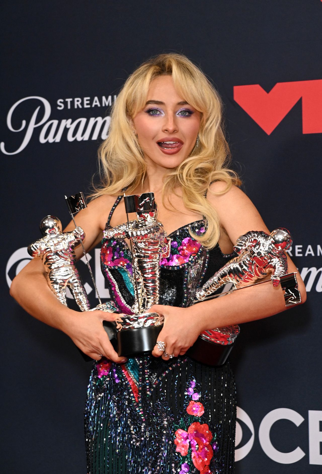 Sabrina Carpenter Unveils Mirror-Edge Mackie at 2025 VMAs in Elmont — frame 8/12 (1280×1885)